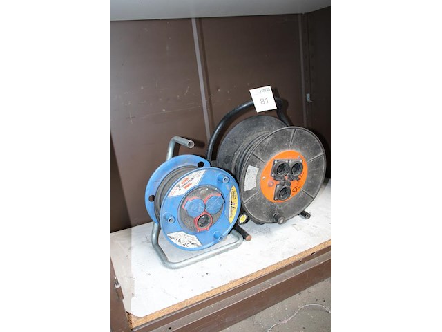 Twee kabelhaspels. - afbeelding 2 van  2