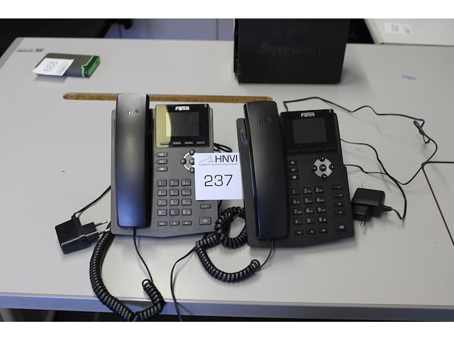 Twee kantoortelefoons fanvil model x3sp. - afbeelding 1 van  3