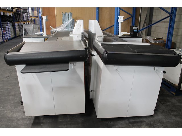 Twee kassameubels pan oston met aanvoerbanden. totale lengte ca. 3 meter. - afbeelding 2 van  5