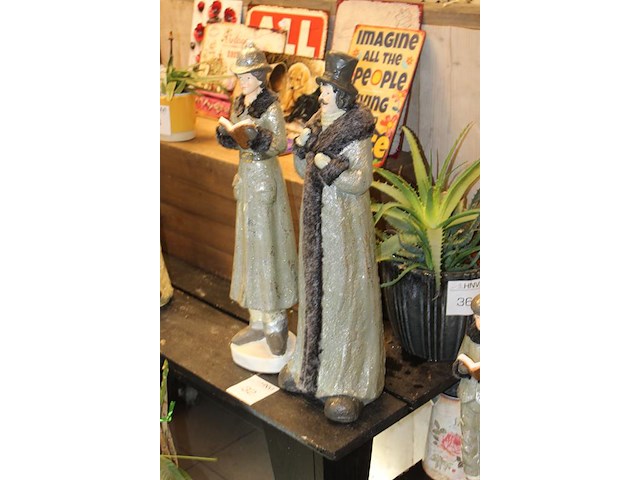 Twee kerst zangers hoogte ca. 62 cm. - afbeelding 2 van  2