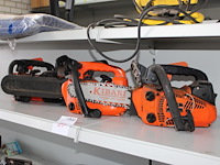 Twee kettingzagen kibani. werking en compleetheid onbekend - afbeelding 1 van  5