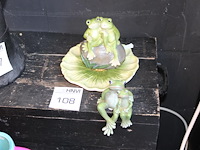 Twee kikkerbeeldjes. - afbeelding 1 van  2