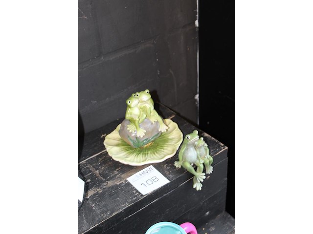Twee kikkerbeeldjes. - afbeelding 2 van  2