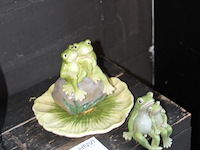 Twee kikkerbeeldjes. - afbeelding 2 van  2