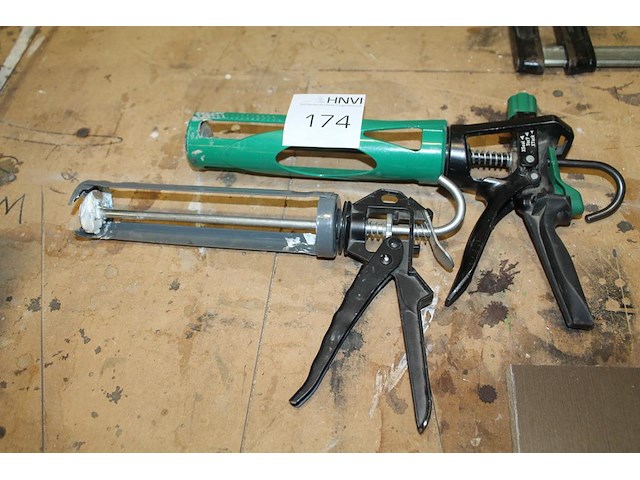 Twee kitspuiten waaronder tec 7. - afbeelding 1 van  1