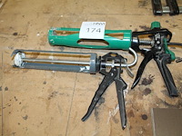 Twee kitspuiten waaronder tec 7.