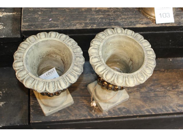 Twee klassieke potten hoogte 30 cm. - afbeelding 1 van  2