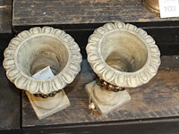 Twee klassieke potten hoogte 30 cm. - afbeelding 1 van  2