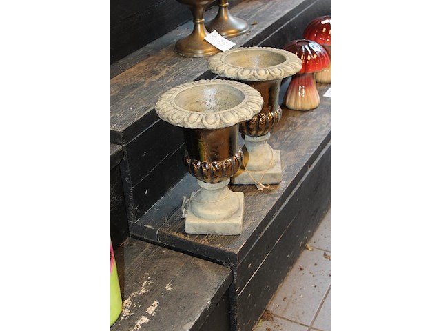 Twee klassieke potten hoogte 30 cm. - afbeelding 2 van  2