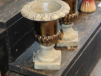 Twee klassieke potten hoogte 30 cm. - afbeelding 2 van  2