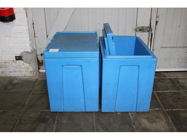 Twee koelboxen met afmeting 60 x 40 x 54 cm en deksel. - afbeelding 1 van  2