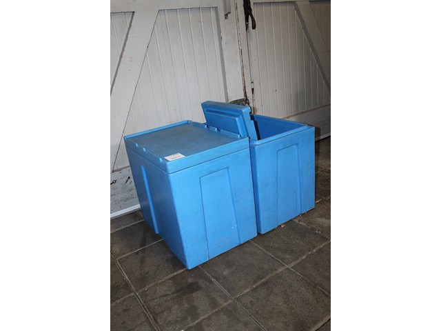 Twee koelboxen met afmeting 60 x 40 x 54 cm en deksel. - afbeelding 2 van  2