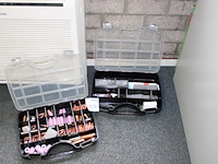 Twee koffers met diverse lasaccessoires o.a. keramische cup, laskoppen, etc.