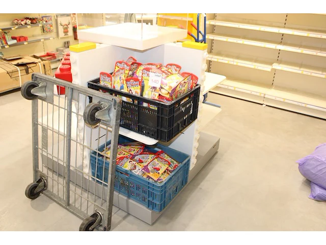 Twee kratten met fopartikelen - afbeelding 1 van  3