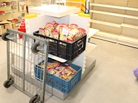 Twee kratten met fopartikelen