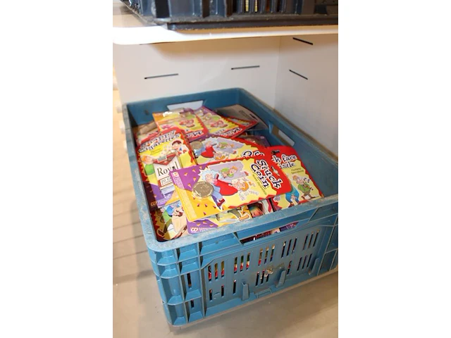 Twee kratten met fopartikelen - afbeelding 3 van  3