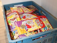 Twee kratten met fopartikelen - afbeelding 3 van  3