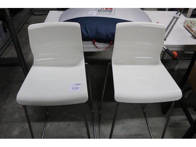 Twee krukken met kunststoffen zitting - afbeelding 1 van  2