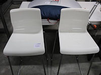 Twee krukken met kunststoffen zitting - afbeelding 1 van  2