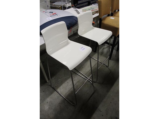 Twee krukken met kunststoffen zitting - afbeelding 2 van  2