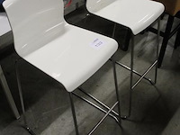 Twee krukken met kunststoffen zitting - afbeelding 2 van  2