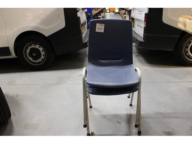 Twee kuipstoelen. - afbeelding 1 van  2