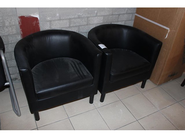 Twee kunstlederen fauteuil zwart gestoffeerd. - afbeelding 1 van  2