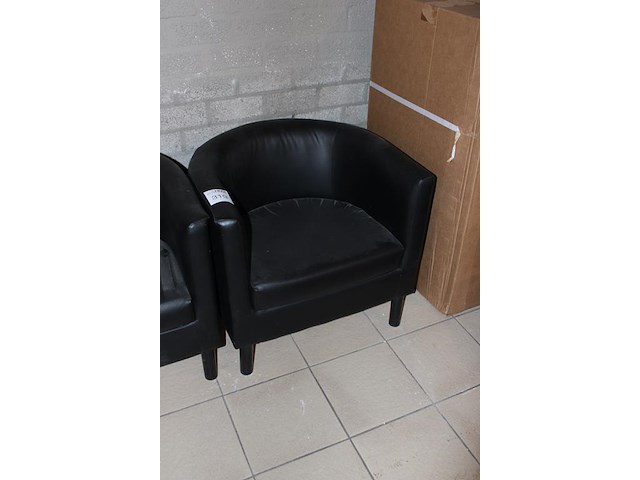 Twee kunstlederen fauteuil zwart gestoffeerd. - afbeelding 2 van  2
