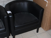 Twee kunstlederen fauteuil zwart gestoffeerd. - afbeelding 2 van  2
