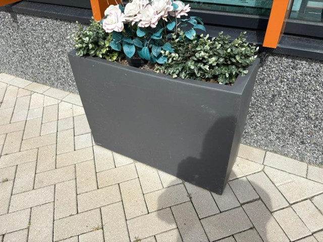 Twee kunststof bloemenbakken met kunstplanten. afmeting 79 x 27 x 59 cm. - afbeelding 1 van  3