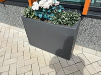 Twee kunststof bloemenbakken met kunstplanten. afmeting 79 x 27 x 59 cm. - afbeelding 1 van  3