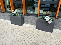 Twee kunststof bloemenbakken met kunstplanten. afmeting 79 x 27 x 59 cm. - afbeelding 2 van  3