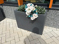 Twee kunststof bloemenbakken met kunstplanten. afmeting 79 x 27 x 59 cm. - afbeelding 3 van  3