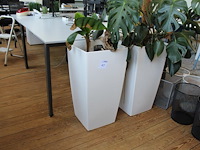 Twee kunststof bloempotten. afmeting 40 x 40 x 76 cm. - afbeelding 1 van  2