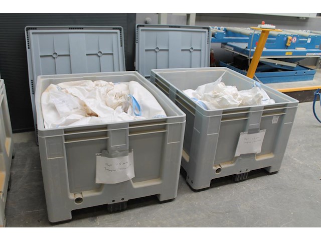 Twee kunststof palletboxen schoeller allibert met deksel. boxen zijn deels met mgo in 2 deeltjesgrootte. - afbeelding 1 van  3