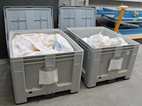 Twee kunststof palletboxen schoeller allibert met deksel. boxen zijn deels met mgo in 2 deeltjesgrootte. - afbeelding 1 van  3