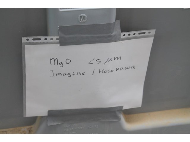 Twee kunststof palletboxen schoeller allibert met deksel. boxen zijn deels met mgo in 2 deeltjesgrootte. - afbeelding 2 van  3