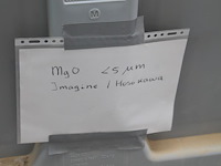 Twee kunststof palletboxen schoeller allibert met deksel. boxen zijn deels met mgo in 2 deeltjesgrootte. - afbeelding 2 van  3