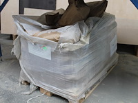 Twee kunststof palletboxen schoeller allibert met deksel. boxen zijn deels met mgo in 2 deeltjesgrootte. - afbeelding 3 van  3