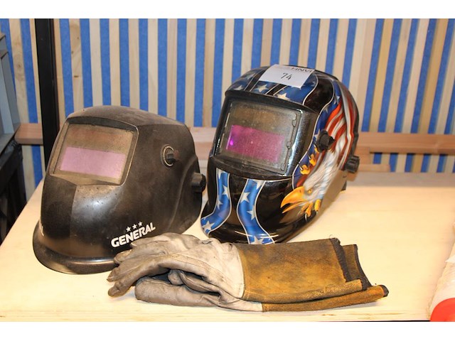 Twee lashelmen. - afbeelding 1 van  2