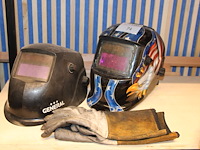 Twee lashelmen. - afbeelding 1 van  2