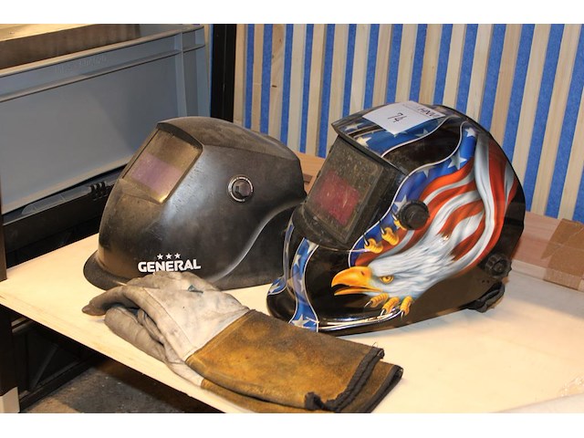 Twee lashelmen. - afbeelding 2 van  2