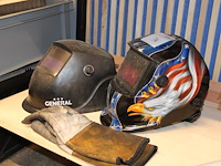 Twee lashelmen. - afbeelding 2 van  2