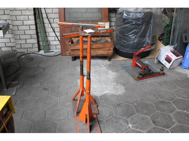 Twee machineknechten met instelbare hoogte. - afbeelding 1 van  2
