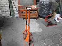 Twee machineknechten met instelbare hoogte. - afbeelding 1 van  2