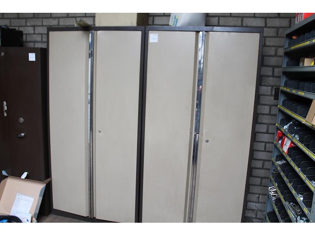 Twee magazijnkasten met 2 deuren en afmeting 100 x 45 x 200 cm. let op : exclusief inhoud en afhalen na 13.... - afbeelding 1 van  3