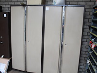 Twee magazijnkasten met 2 deuren en afmeting 100 x 45 x 200 cm. let op : exclusief inhoud en afhalen na 13.... - afbeelding 1 van  3