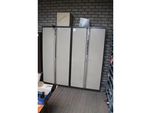 Twee magazijnkasten met 2 deuren en afmeting 100 x 45 x 200 cm. let op : exclusief inhoud en afhalen na 13.... - afbeelding 2 van  3