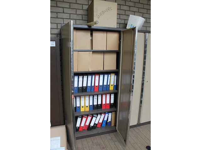 Twee magazijnkasten met 2 deuren en afmeting 100 x 45 x 200 cm. let op : exclusief inhoud en afhalen na 13.... - afbeelding 3 van  3