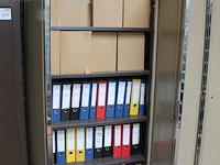 Twee magazijnkasten met 2 deuren en afmeting 100 x 45 x 200 cm. let op : exclusief inhoud en afhalen na 13.... - afbeelding 3 van  3